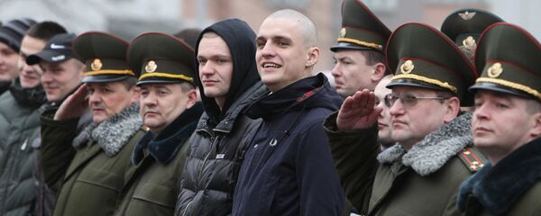 Построение призывников в Минском городском военкомате - Sputnik Беларусь