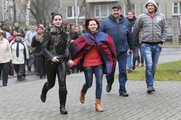 Родные и близкие призывников торопятся на церемонию отправки в войска в Минском городском военкомате - Sputnik Беларусь