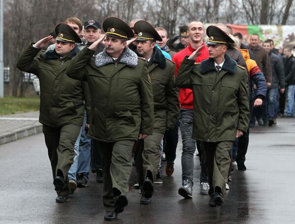Всего в ноябре на укомплектование воинских формирований Беларуси направят до 10 тысяч человек - Sputnik Беларусь