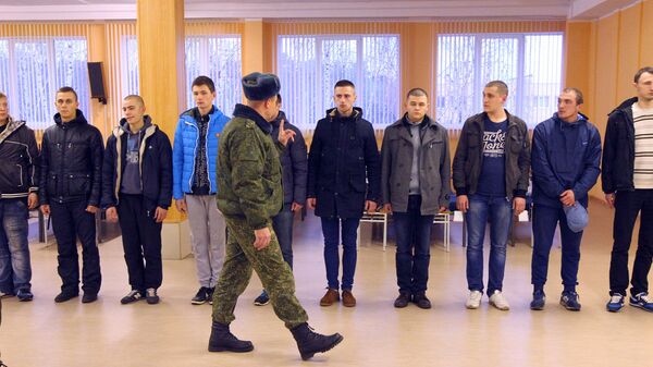 Первое построение призывников в казарме 2-й инженерной ордена Красной Звезды бригады - Sputnik Беларусь
