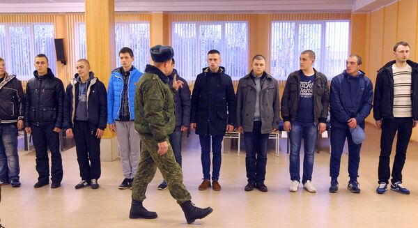 Первое построение призывников в казарме 2-й инженерной ордена Красной Звезды бригады - Sputnik Беларусь