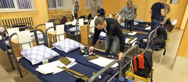 Новобранцы осваиваются в казарме - Sputnik Беларусь