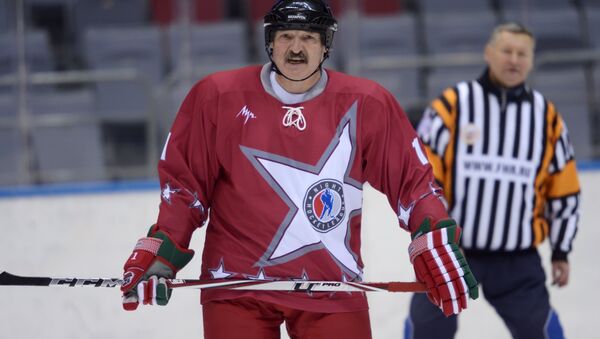 Лукашенко во время товарищеского хоккейного матча,  архивное фото - Sputnik Беларусь