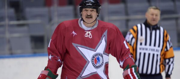 Лукашенко во время товарищеского хоккейного матча,  архивное фото - Sputnik Беларусь