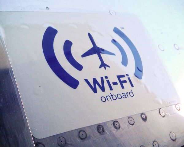 Знак Wi-Fi на борту самолета, архивное фото - Sputnik Беларусь