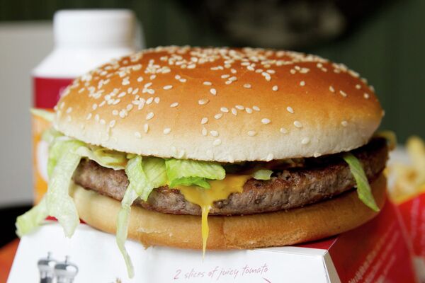 Гамбургер ресторана быстрого питания Макдоналдс - Sputnik Беларусь