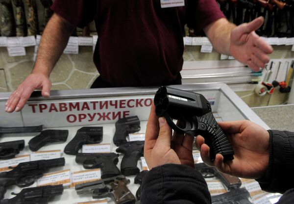 В магазине по продаже оружия, архивное фото - Sputnik Беларусь