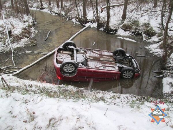 Автомобиль Peugeot-207, упавший в канал в Пружанском районе - Sputnik Беларусь