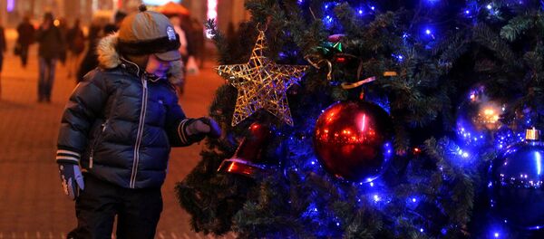 У новогодней елки в городе У новогодней елки в городе - Sputnik Беларусь