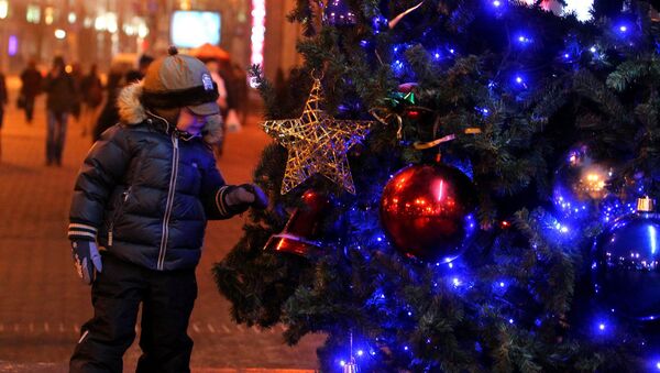 У новогодней елки в городе - Sputnik Беларусь
