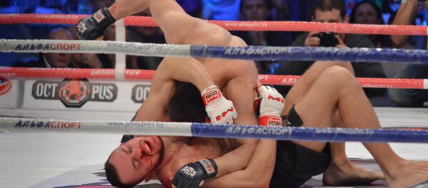 Халид Муртазалиев (Россия) побеждает белоруса Павла Картунова - Sputnik Беларусь