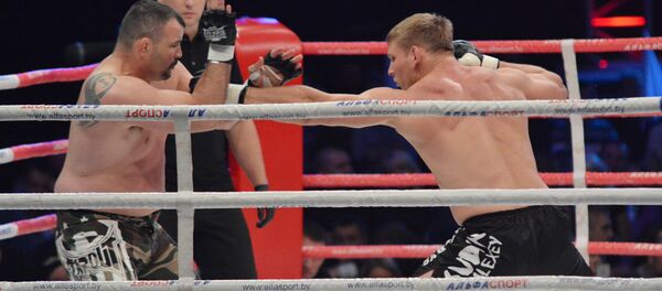 Белорус  Алексей Кудин отправил американца Трэвиса Фултона в технический нокаут - Sputnik Беларусь