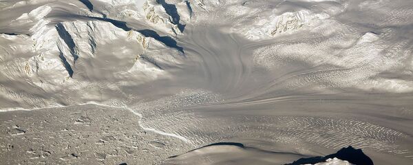 Ледники и горы в Западной Антарктиде Ледники и горы в Западной Антарктиде - Sputnik Беларусь