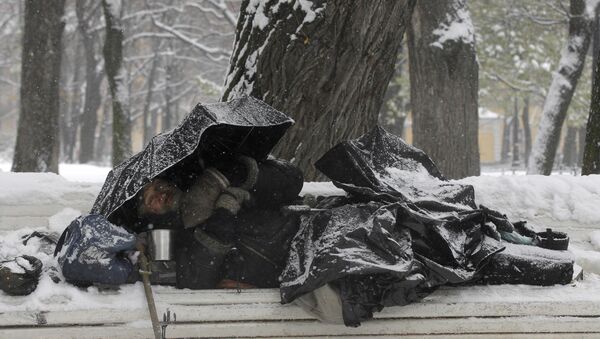 Бездомный во время снегопада - Sputnik Беларусь