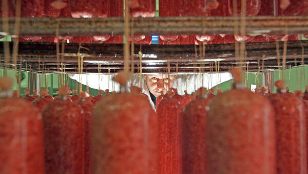В цеху по производству сырокопченых колбас, архивное фото - Sputnik Беларусь