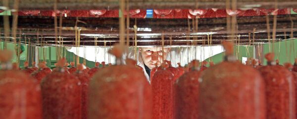 В цеху по производству сырокопченых колбас - Sputnik Беларусь