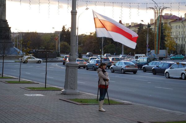 Девушка с бело-красно-белым флагом, архивное фото - Sputnik Беларусь