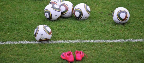 Футбольные мячи на поле Футбольные мячи на поле - Sputnik Беларусь