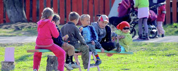 Дети катаются на качелях - Sputnik Беларусь