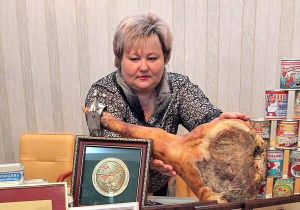 Главный технолог Березовского мясоконсервного комбината Анжелика Иванцова демонстрирует хамон - Sputnik Беларусь