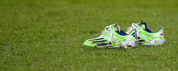 Футбольные бутсы на поле Футбольные бутсы на поле - Sputnik Беларусь