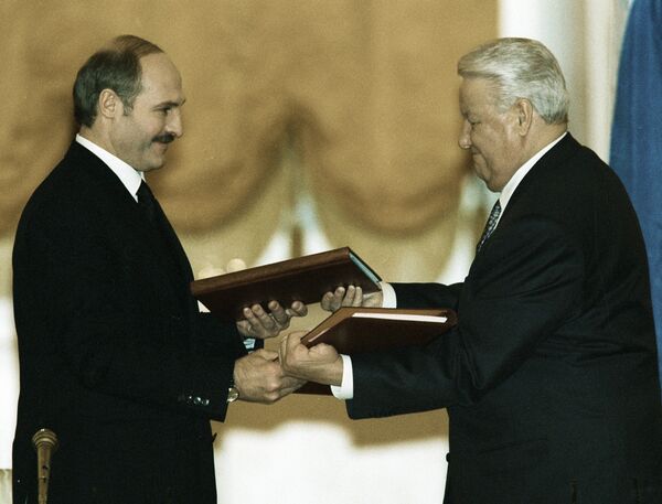 Президент России Борис Ельцин и президент Беларуси Александр Лукашенко после подписания Договора о создании Союзного государства России и Беларуси - Sputnik Беларусь