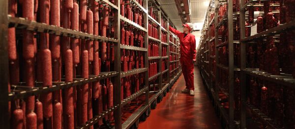 На белорусском мясоперерабатывающем предприятии На белорусском мясоперерабатывающем предприятии - Sputnik Беларусь