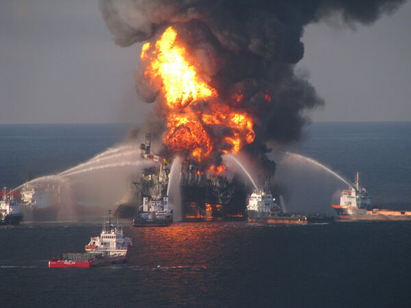 Пожар на нефтедобывающей платформе Deepwater Horizon в Мексиканском заливе, архивное фото - Sputnik Беларусь