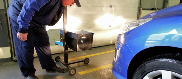 На станции техосмотра. Архивное фото На станции техосмотра. Архивное фото - Sputnik Беларусь