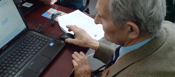 Пенсионер у ноутбука, архивное фото Пенсионер у ноутбука, архивное фото - Sputnik Беларусь