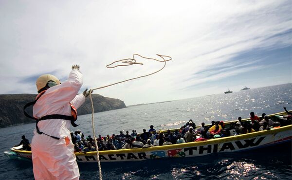 Лодка с мигрантами у берегов Испании, архивное фото - Sputnik Беларусь