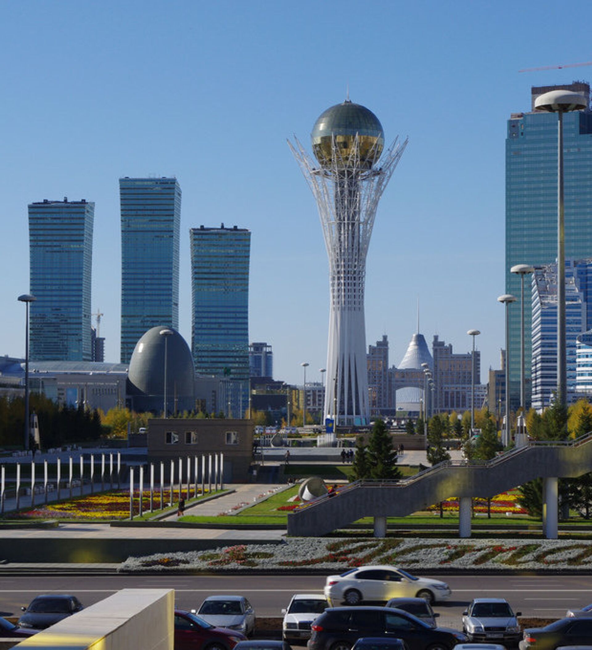 Ата мирный. Бульвар Нуржол Астана. Столица Казахстана 2022.