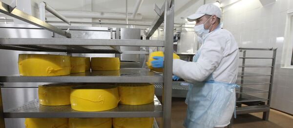 Производство белорусского сыра - Sputnik Беларусь