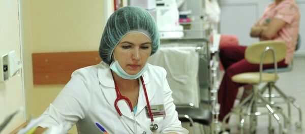 Врач заполняет историю болезни - Sputnik Беларусь