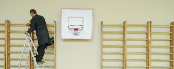 Учитель труда ремонтирует шведскую стенку, архивное фото - Sputnik Беларусь