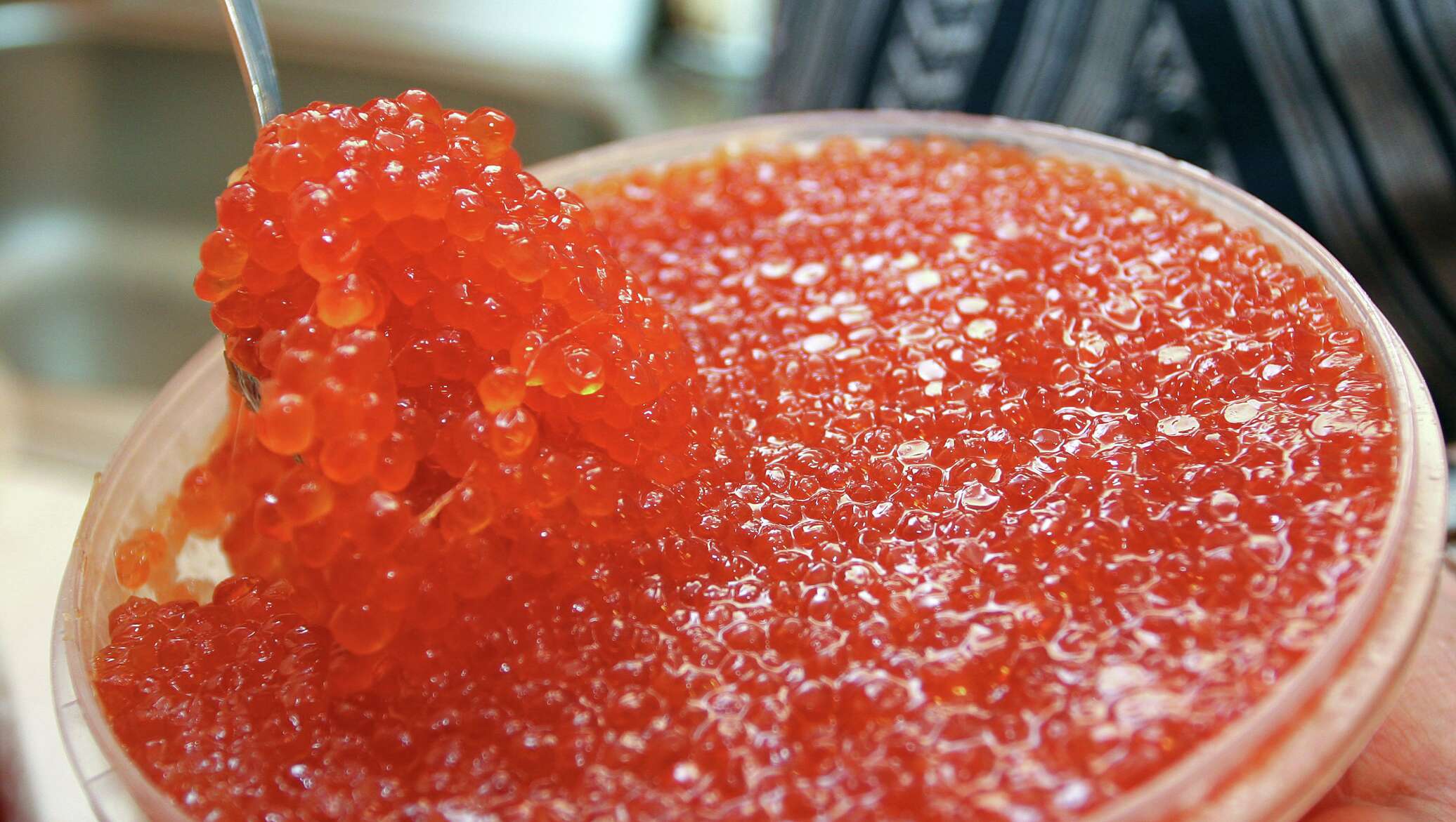 Икра в с что это. Красная икра ложкой. Икра форели. Икра горбуши. Икра в с что это.