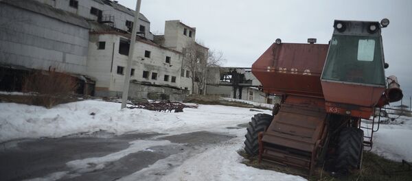 Комбайн Нива у заброшенного элеватора - Sputnik Беларусь