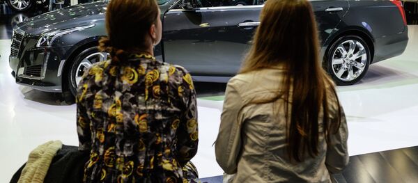Посетители автомобильного салона - Sputnik Беларусь