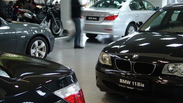 Автомобили BMW в салоне по продажам, архивное фото - Sputnik Беларусь