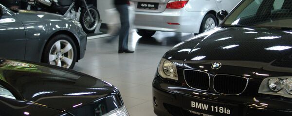 Автомобили BMW в салоне по продажам, архивное фото Автомобили BMW в салоне по продажам, архивное фото - Sputnik Беларусь