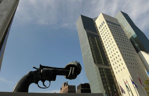Пятиметровый бронзовый револьвер у здания ООН в НЬю-Йорке - Sputnik Беларусь