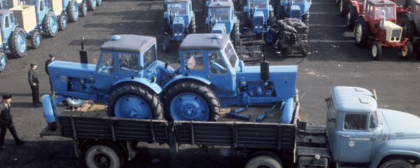 Минский тракторный завод. Склад готовой продукции - Sputnik Беларусь