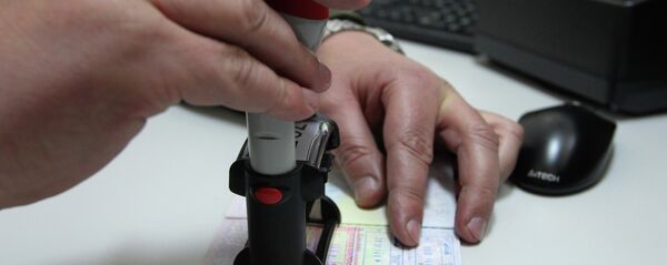 Прастаўленне штампа ў пашпарце на беларускай мытні Прастаўленне штампа ў пашпарце на беларускай мытні - Sputnik Беларусь