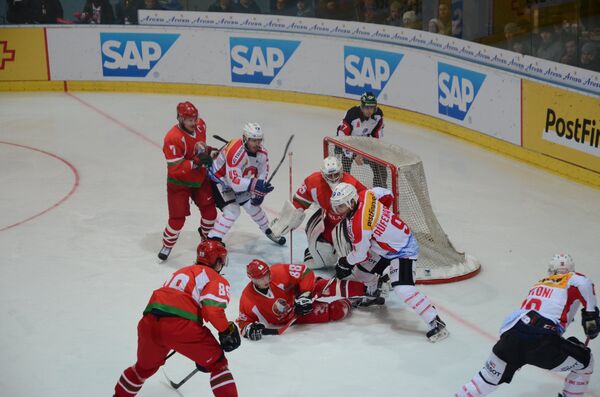 Игроки сборной Швейцарии у ворот белорусов - Sputnik Беларусь