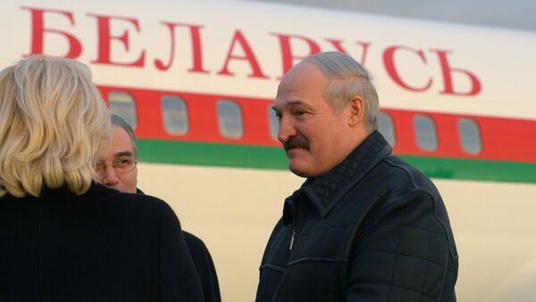 Президент Беларуси Александр Лукашенко в аэропорту - Sputnik Беларусь