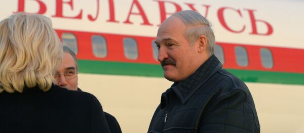 Президент Беларуси Александр Лукашенко в аэропорту Президент Беларуси Александр Лукашенко в аэропорту - Sputnik Беларусь