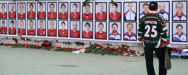 Стенд с фотографиями игроков ХК Локомотив - Sputnik Беларусь