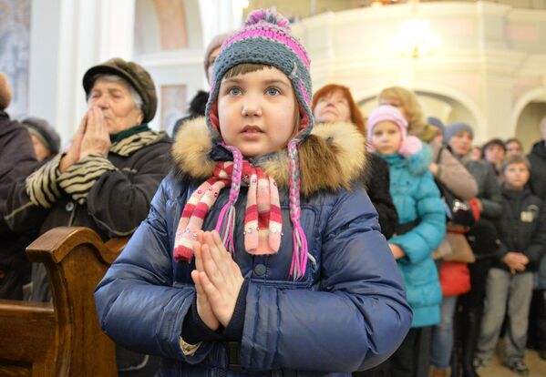 Митрополит призвал верующих принять Вифлеемский огонь домой - Sputnik Беларусь