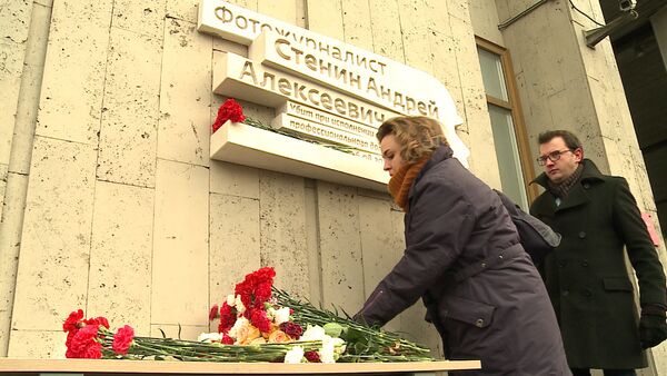 Коллеги и родные принесли цветы к мемориальной доске в память о Стенине - Sputnik Беларусь