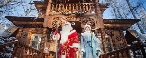 Дед Мороз и Снегурочка в резиденции в Беловежской пуще - Sputnik Беларусь